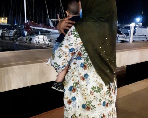 Dounia junto a su hijo.