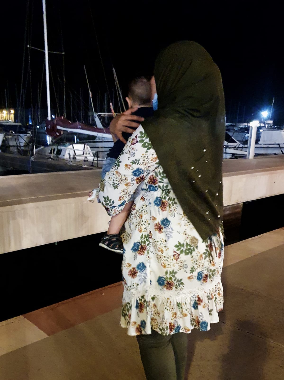 Dounia junto a su hijo.