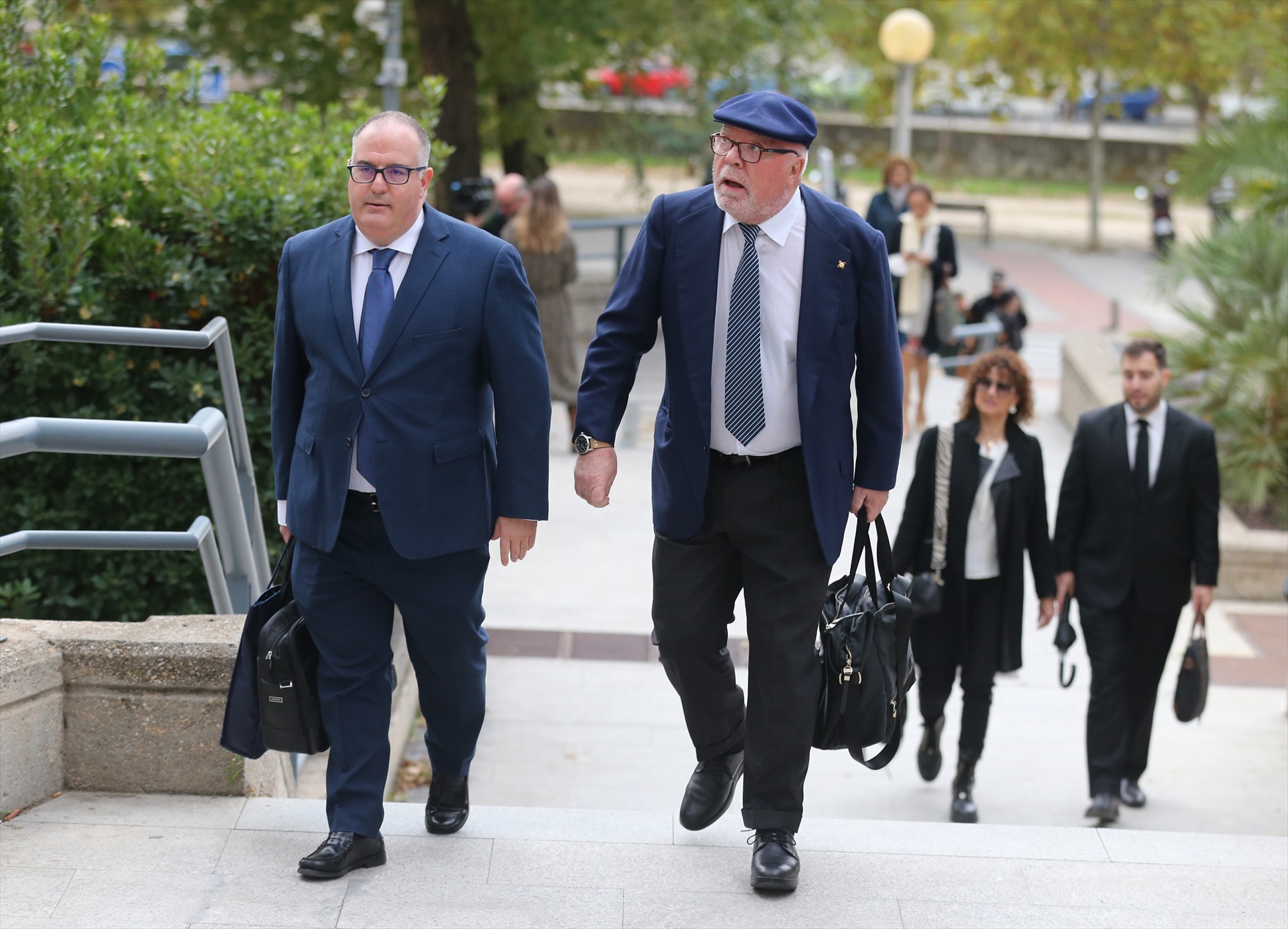 José Manuel Villarejo llegando a los juzgados con su abogado Antonio García Cabrera.