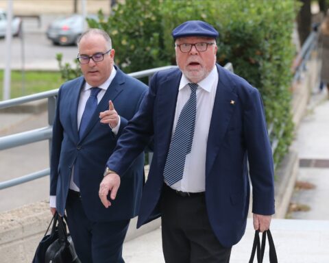 El comisario jubilado José Manuel Villarejo junto a su abogado. Isabel Infantes / Europa Press