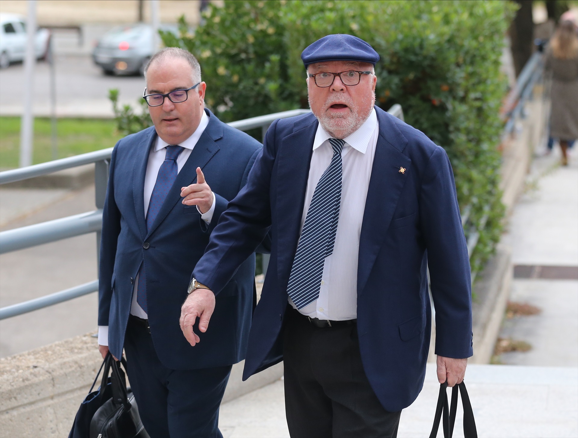 El comisario jubilado José Manuel Villarejo junto a su abogado. Isabel Infantes / Europa Press