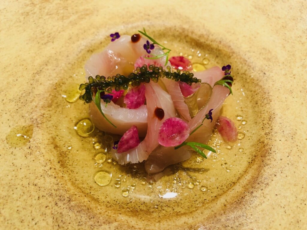 Hamachi, una de las especialidades del restaurante de dos estrellas Michelín, Amelia.