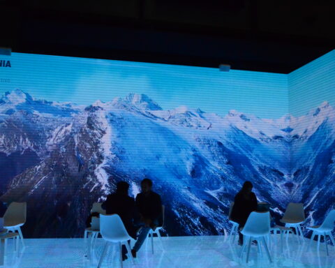 Un mural led de los Andes en Fitur 2023, la feria del turismo de Madrid. Foto: Inma Muro