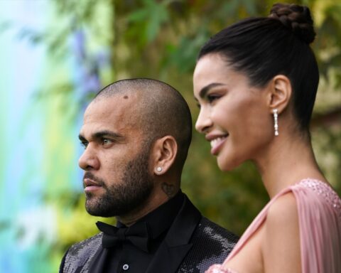 El jugador Dani ALves y su esposa. (Foto de ARCHIVO7EP)