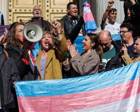 La presidenta de la Federación Estatal de Lesbianas, Gais, Trans y Bisexuales (FELGTBI+), Uge Sangil; la presidenta de la Federación de la Plataforma Trans, Mar Cambrollé y la ministra de Igualdad, Irene Montero, celebran la aprobación de la Ley Trans. Alejandro Martínez Vélez / Europa Press