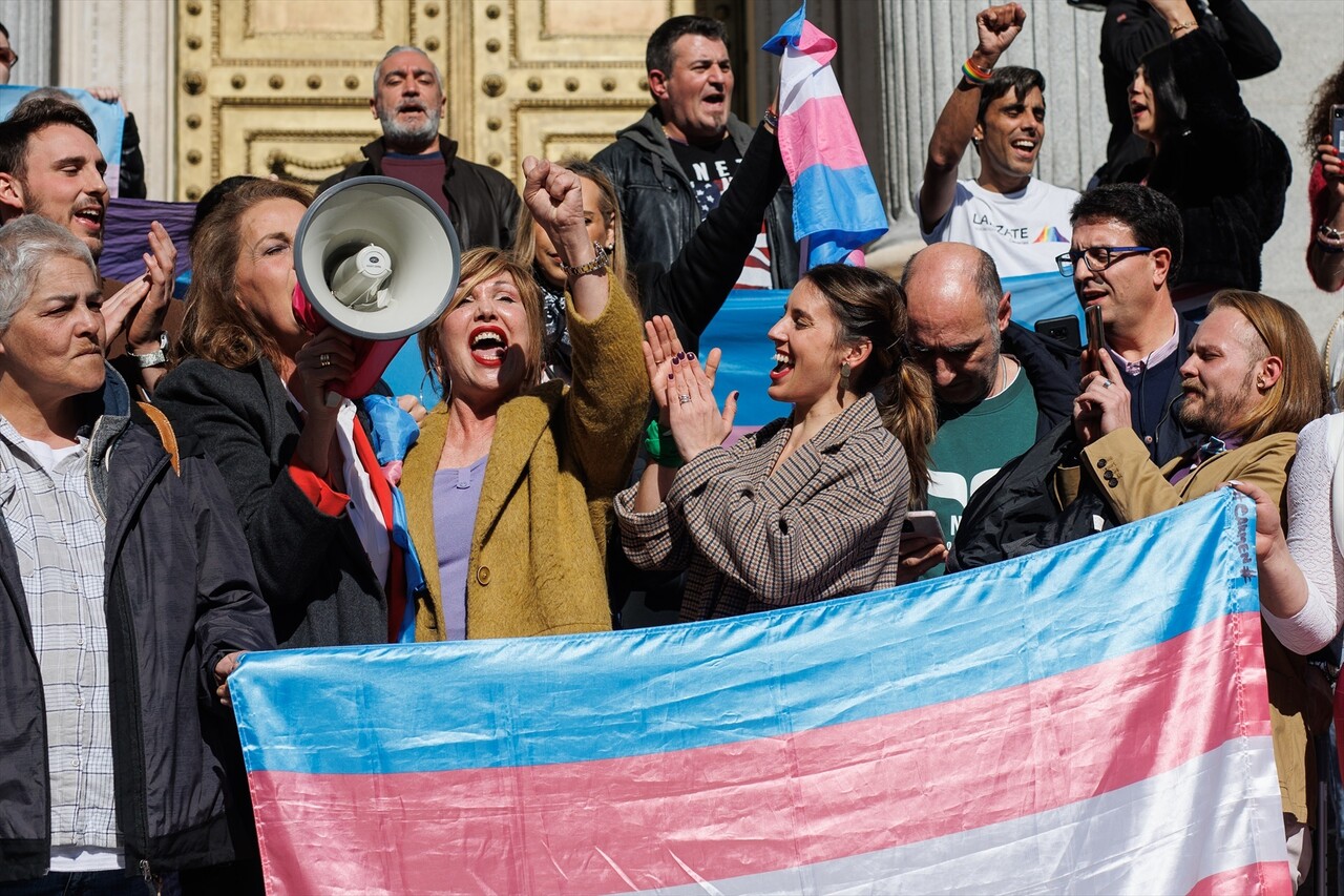 La presidenta de la Federación Estatal de Lesbianas, Gais, Trans y Bisexuales (FELGTBI+), Uge Sangil; la presidenta de la Federación de la Plataforma Trans, Mar Cambrollé y la ministra de Igualdad, Irene Montero, celebran la aprobación de la Ley Trans. Alejandro Martínez Vélez / Europa Press