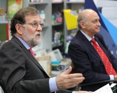 El expresidente del Gobierno Mariano Rajoy (i), y el exministro de Interior y miembro del PP, Jorge Fernández Díaz. Jesús Hellín / Europa Press