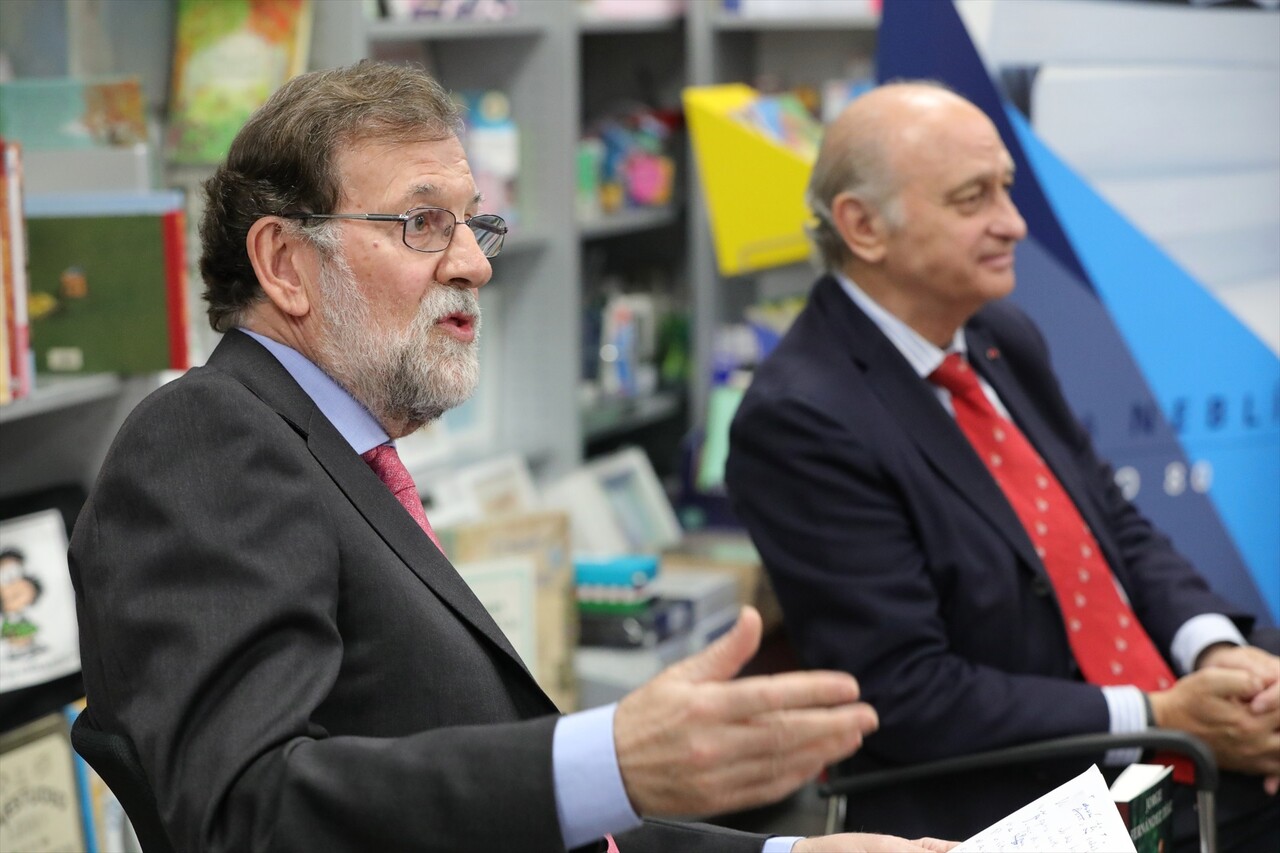 El expresidente del Gobierno Mariano Rajoy (i), y el exministro de Interior y miembro del PP, Jorge Fernández Díaz. Jesús Hellín / Europa Press