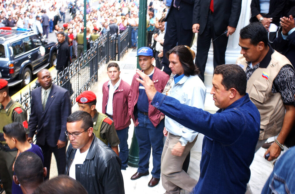 Hugo Chávez saliendo de la Asamblea, foto de archivo Andreina Mujica