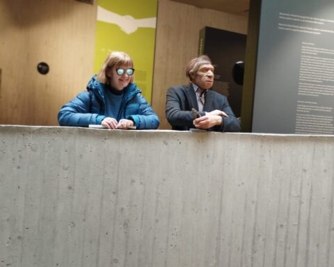 Posando en el Museo de Neandertal. Foto. Pilar Larrañaga