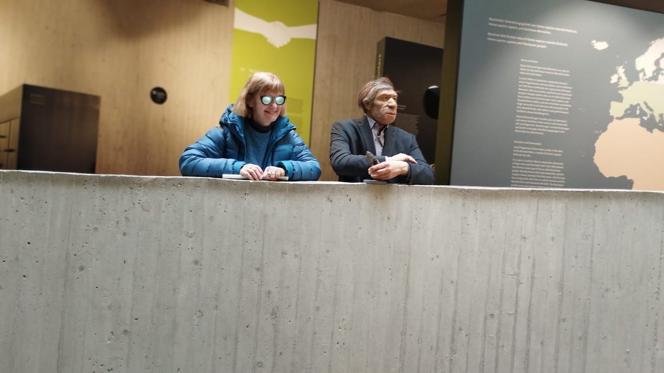 Posando en el Museo de Neandertal. Foto. Pilar Larrañaga