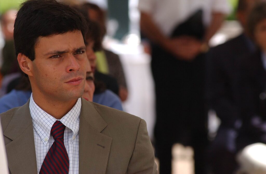 Hace 22 años el joven Leopoldo Lopez iniciaba su lucha contra el chavismo, hoy día a los 52 años continúa desde el exilio en España.