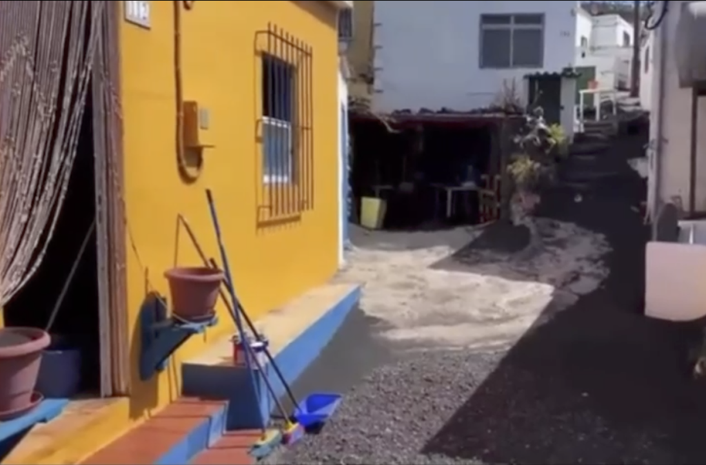 Cuando visitan sus casas encuentran deterioro y ni rastro de las labores de limpieza. Imagen cedida.