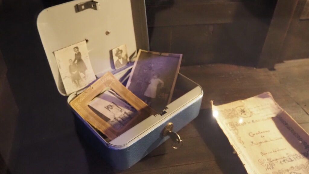 Recuerdos custodiados por dos generaciones son el material sobre el que se reconstruye la memoria ocultada de los represaliados.