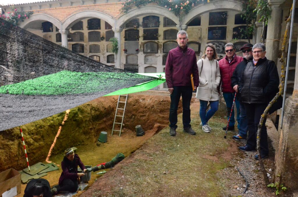 Familiares de Nicasio IIsábal Caja y de Benito Lalaguna Callavé junto a la fosa de los 'nueve sin nombre'. Foto: Inma Muro/ Crónica Libre.