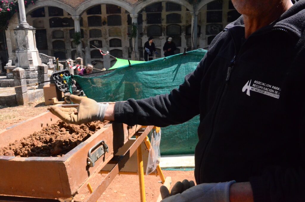 León, voluntario de la asociación, separa los huesos pequeños del la tierra. Foto: Inma Muro/ Crónica Libre.