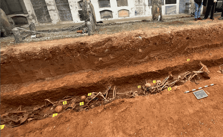 Cuerpos amontonados en la fosa del cementerio de Jaca.