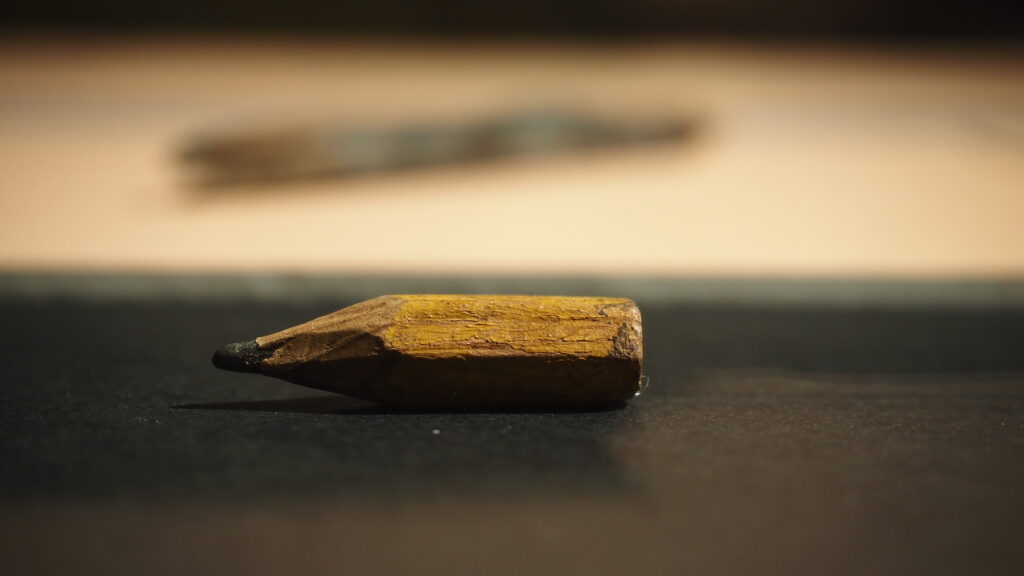 Un lapicero desgastado, recuperado del bolsillo de una ajusticiado contra la tapia del cementerio de Almagro. Foto: Exposición El cuerpo Ausente.