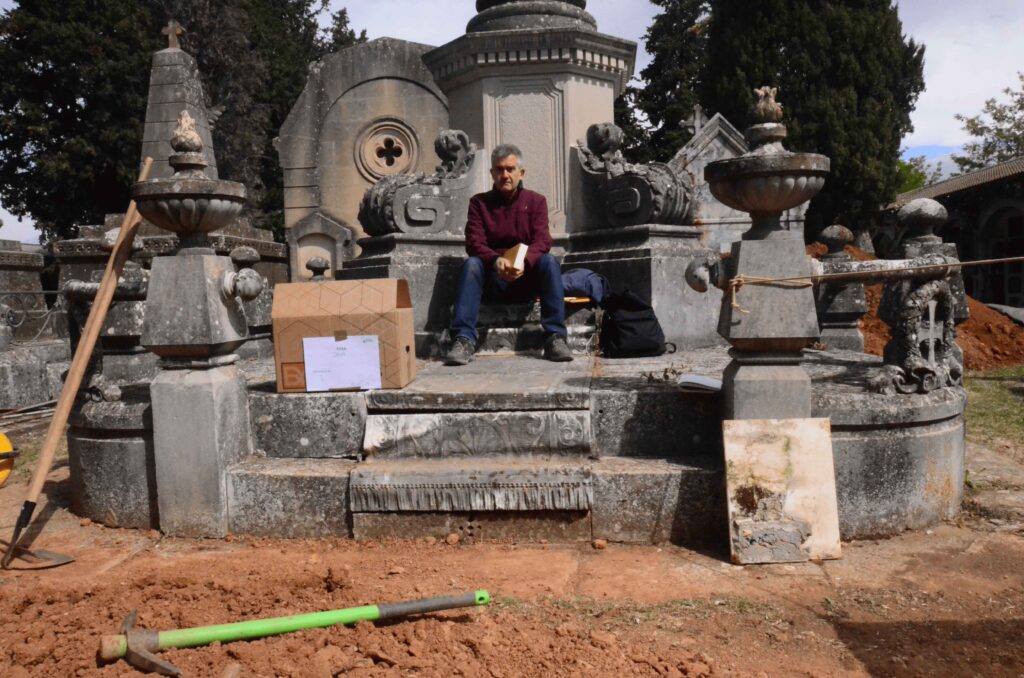 Manuel Fañanás en el cementerio de Jaca junto a una de las cajas en las que se transportaróan los restos exhumados. Foto: Inma Muro/ Crónica Libre.
