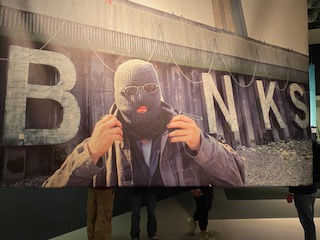 Foto de Banksy con pasamontañas. Foto: P. Larrañaga