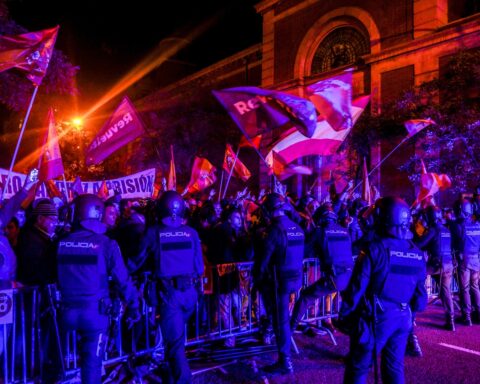 La Policía carga contra los manifestantes ante la sede del PSOE en Madrid. Ricardo Rubio / Europa Press