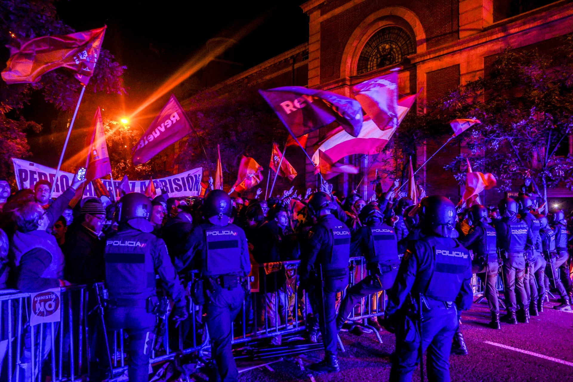 La Policía carga contra los manifestantes ante la sede del PSOE en Madrid. Ricardo Rubio / Europa Press