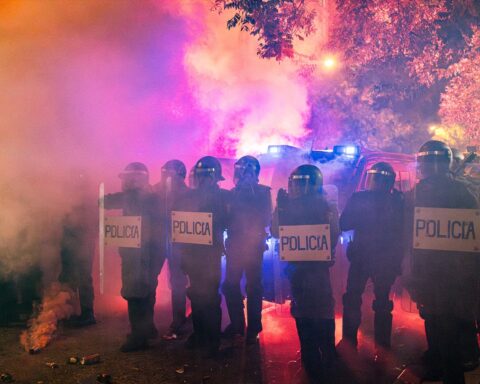 policías